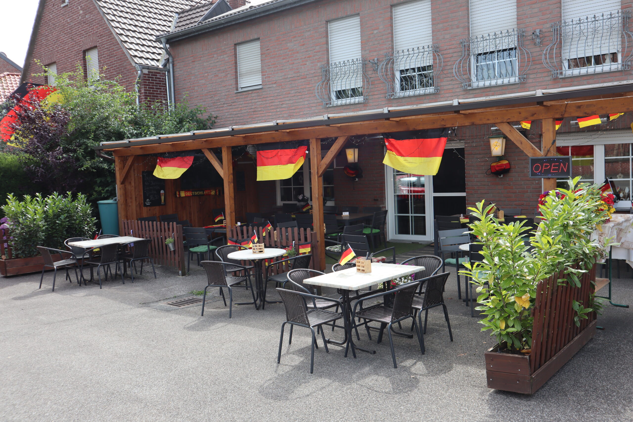 Biergarten und Außenbereich der Dorfschänke Aphoven bei schönem Wetter