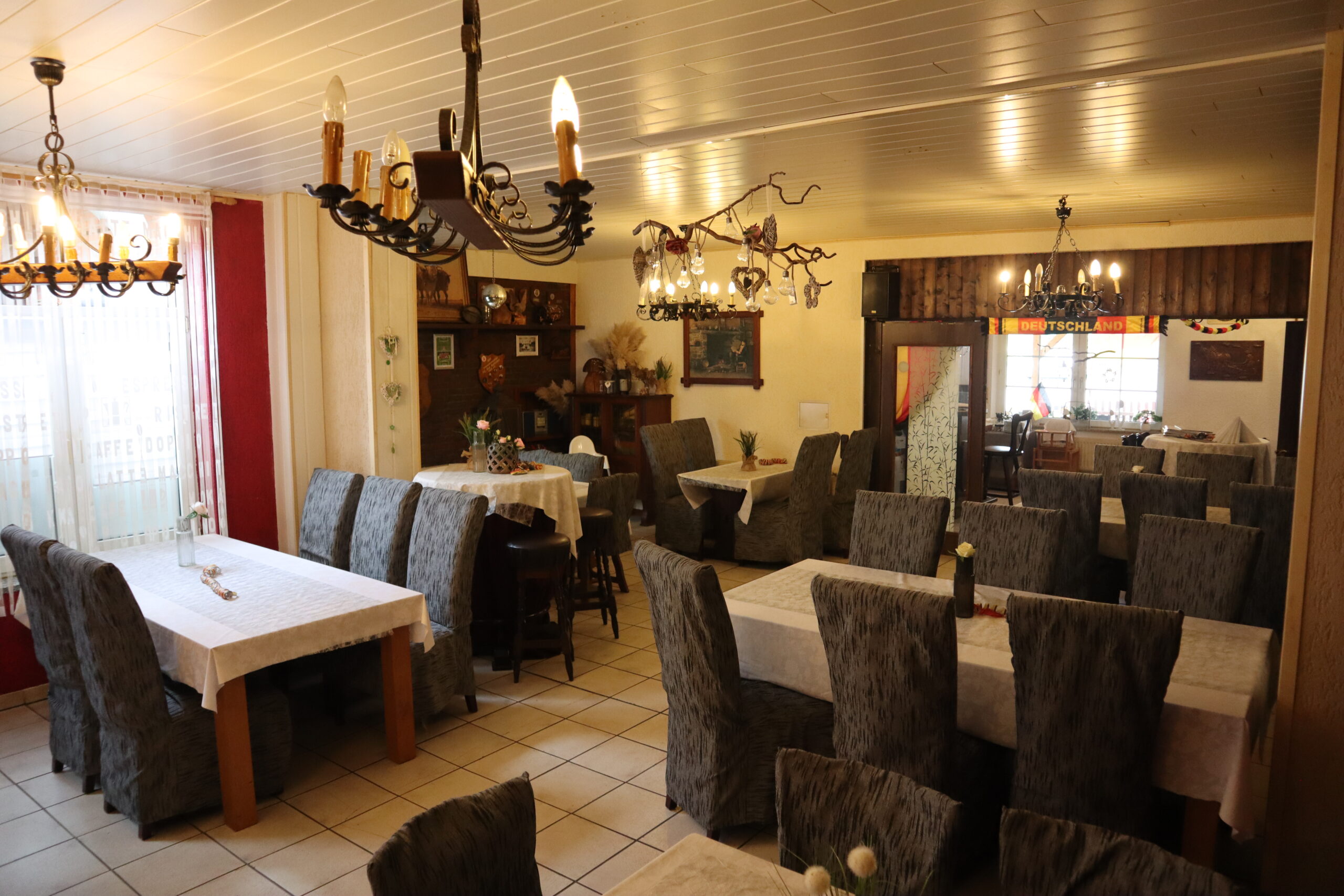 Gemütlicher Gastraum im Restaurant Dorfschänke Aphoven